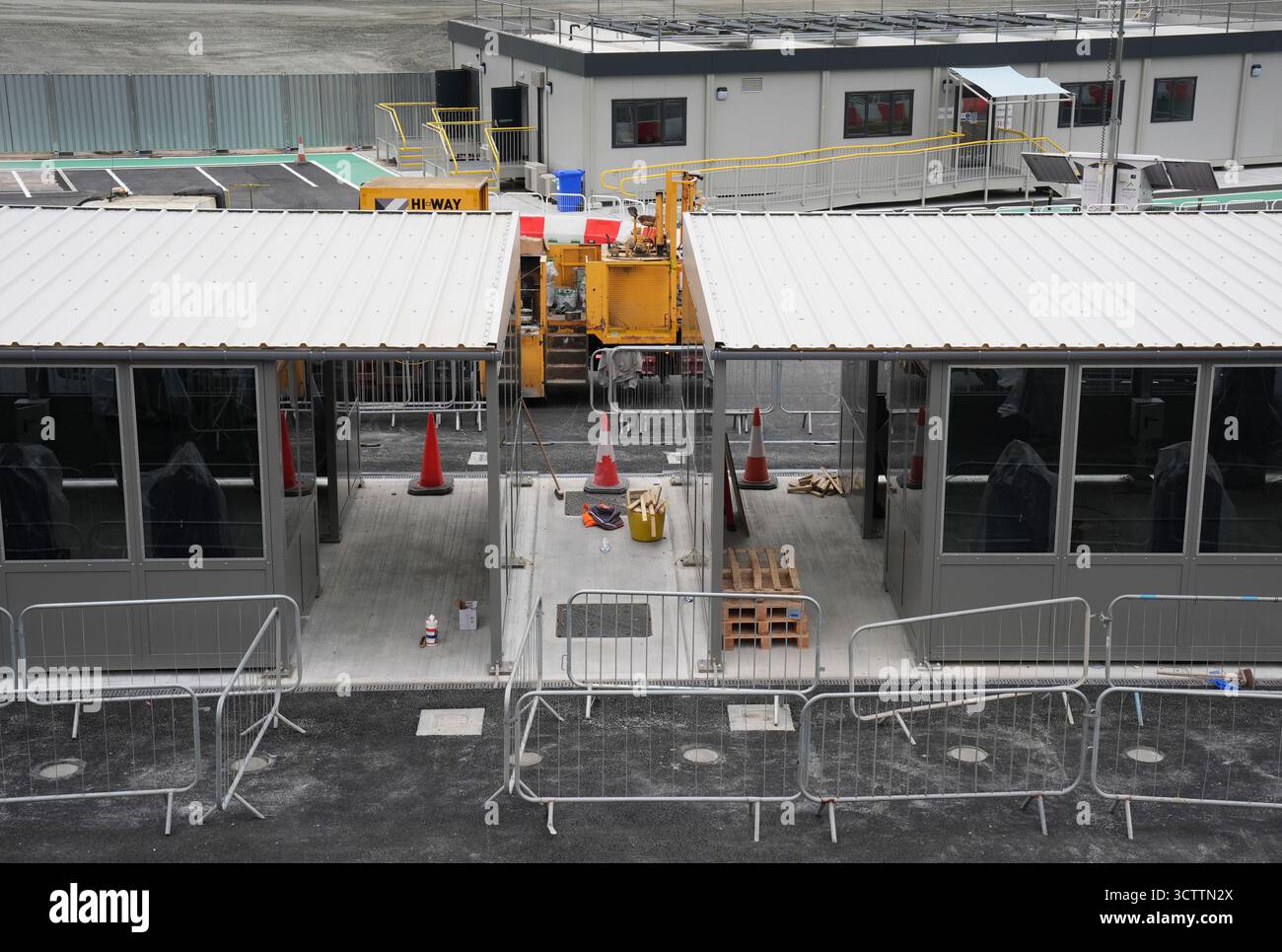Eine Ansicht des neuen Bereichs für die Personenidentität und Fingerabdruckscans während einer Vorschau der neu entwickelten Einreise- und Ausreisezone (EES) an den Western Docks im Hafen von Dover, Kent. Menschen aus nicht-EU-Ländern, einschließlich britischer Reisende, werden ab dem 12. Oktober neuen EU-Grenzkontrollen ausgesetzt sein, bei denen ihre Fingerabdrücke registriert und fotografiert werden, um in die EU einzureisen. Bilddatum: Mittwoch, 8. Oktober 2025. Stockfoto