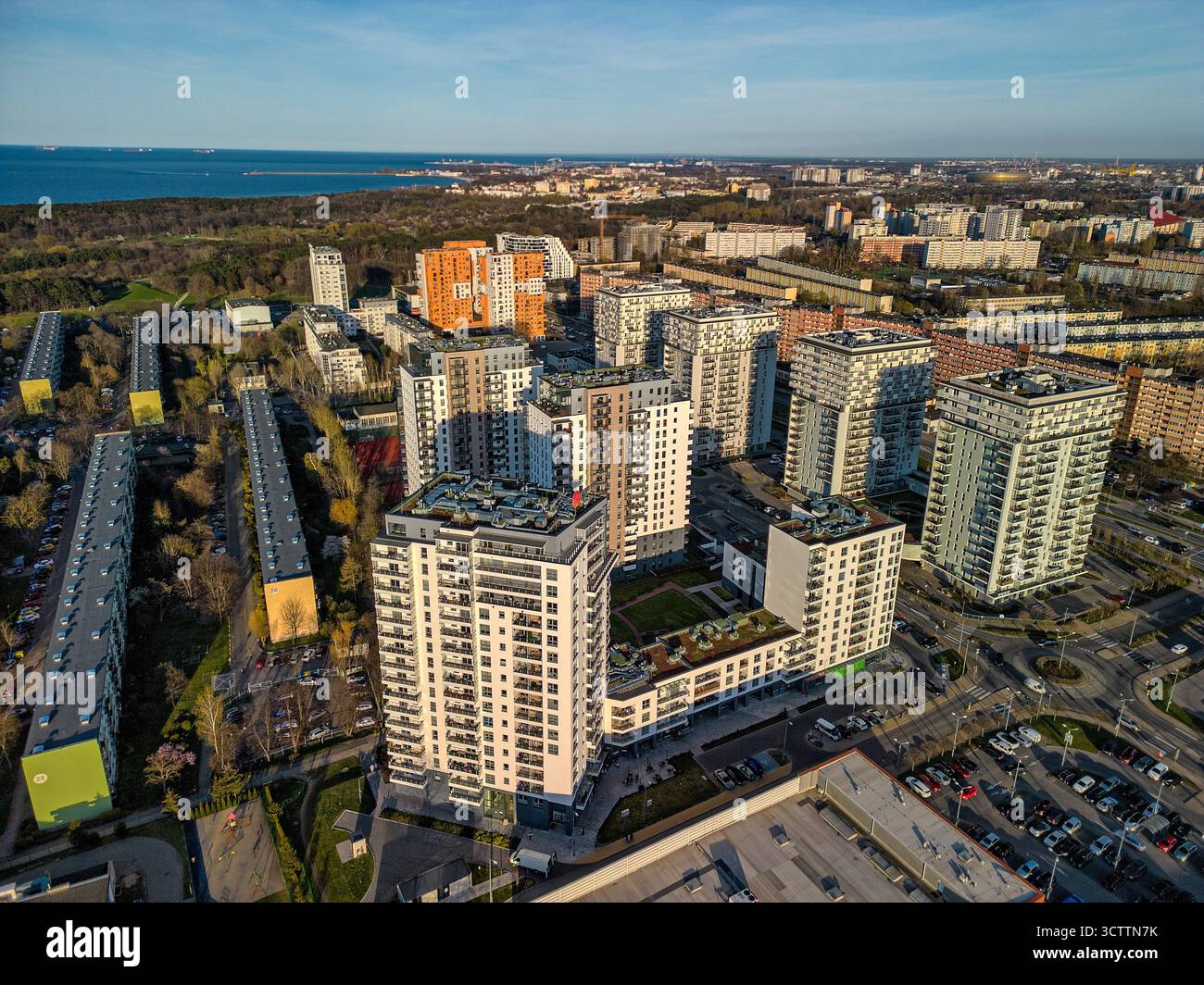 Diagonale Drohnenkomposition aus gemischten Türmen und flachen Blöcken in Przymorze, HDR-Aufnahme am Mittag, redaktionelle Immobilienpräsentation Stockfoto