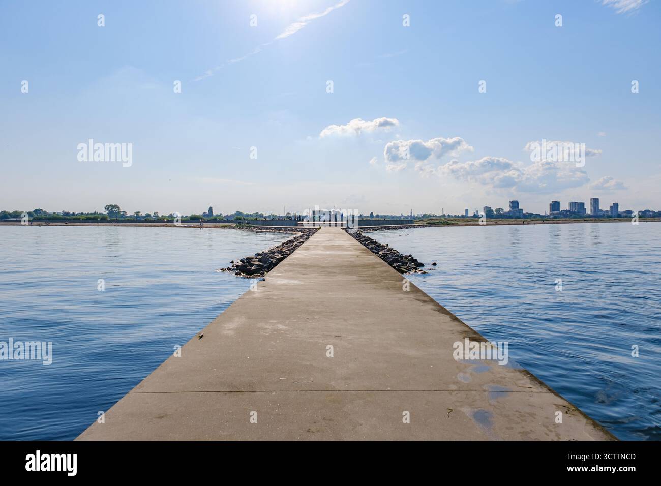 Blick auf den Amager Beach Park, künstlichen Strand auf einer Insel mit Lagune, Wassersport, Kioske und Cafés Stockfoto