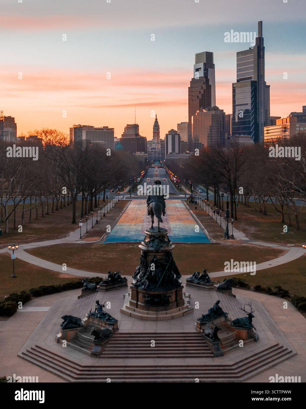 Aus der Vogelperspektive die Bronzestatue von General John Reynolds, die hoch in einem Park steht, der in Richtung Philadelphia City Hall unter einem pastellfarbenen Himmel führt, Philadelphia, Pennsylvania, USA. Stockfoto