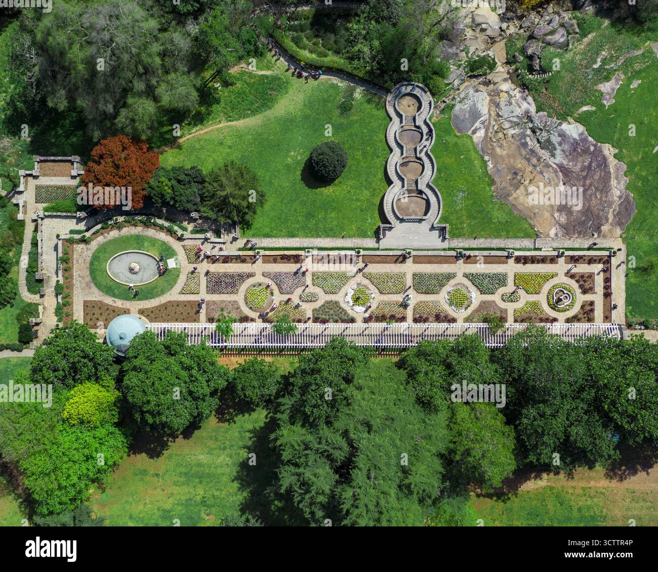Der Blick aus der Vogelperspektive auf kaskadierende Springbrunnen und gepflegte Gärten bildet einen Wandteppich aus Grün und Stein, eingerahmt von den üppigen umliegenden Bäumen, Maymont Italian Garden, Richmond, Virginia, USA. Stockfoto