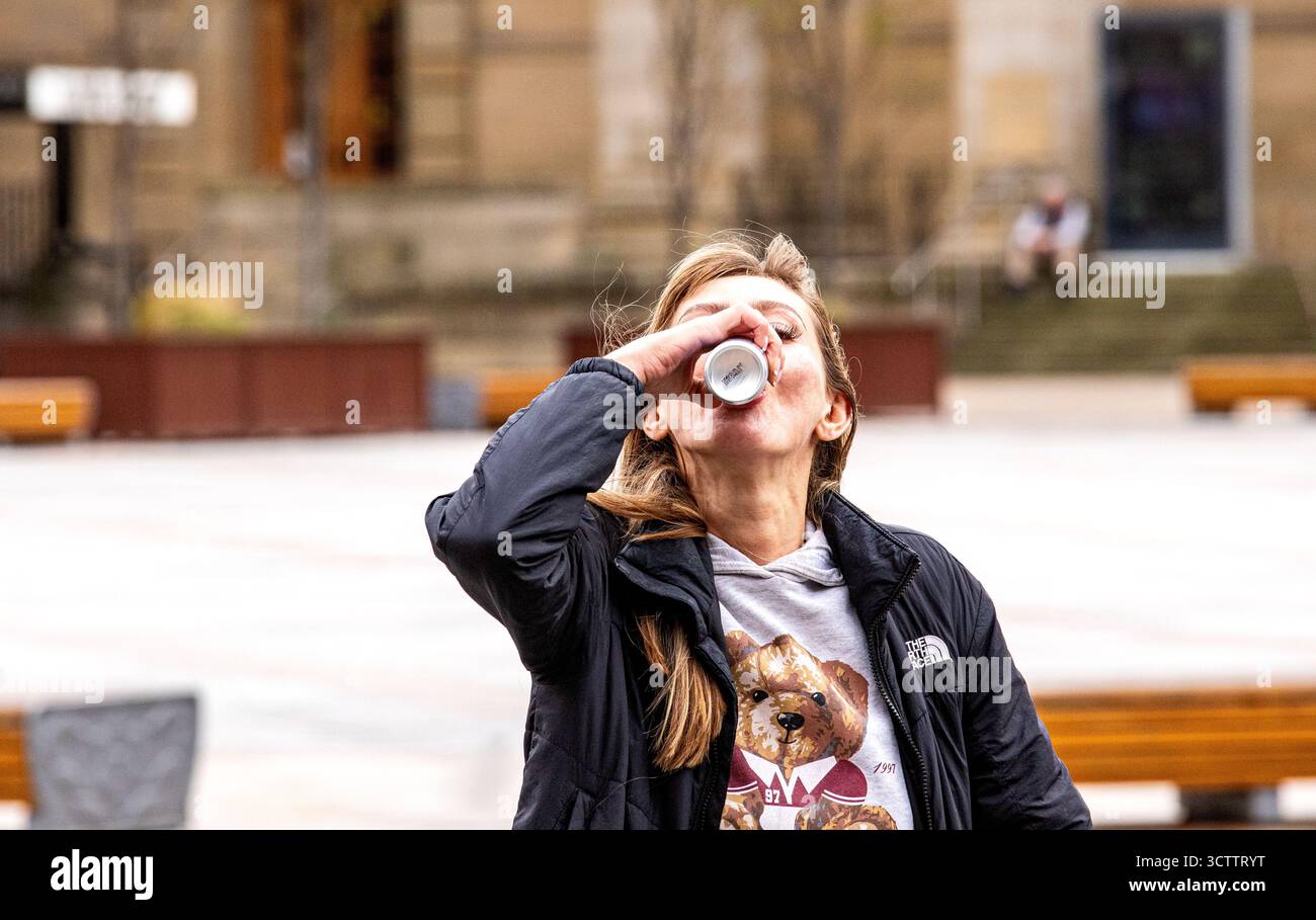 Die Bewohner von Dundee genießen das angenehme Herbstwetter und den Alltag der Stadt, Schottland, Großbritannien Stockfoto