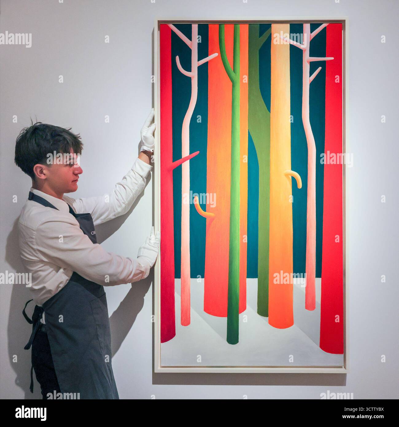London, Großbritannien. Oktober 2025. Christie's Staff mit NICOLAS PARTY, Tree Trunks, 2015, Schätzung: £800.000-1.200.000. Christie's 20th/21st Century London Evening Sale. Quelle: Imageplotter/Alamy Live News Stockfoto