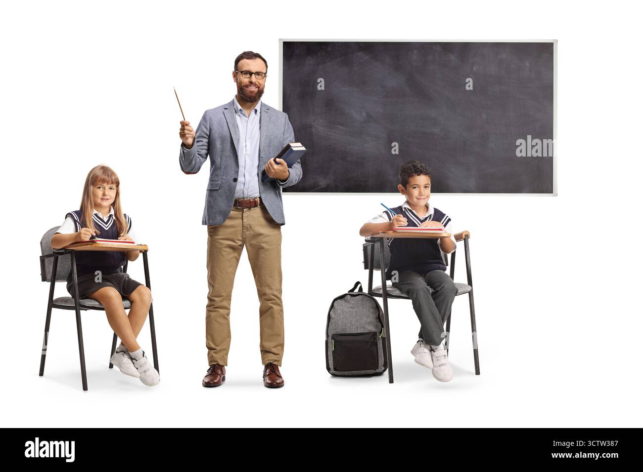 Männlicher Lehrer, der in einem Klassenzimmer mit Kindern auf weißem Hintergrund steht Stockfoto