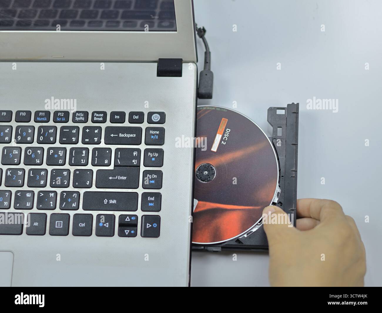 Ein CD-ROM- oder DVD-Laufwerk wird zum Lesen und manchmal zum Schreiben von Daten auf eine Disc verwendet. Stockfoto