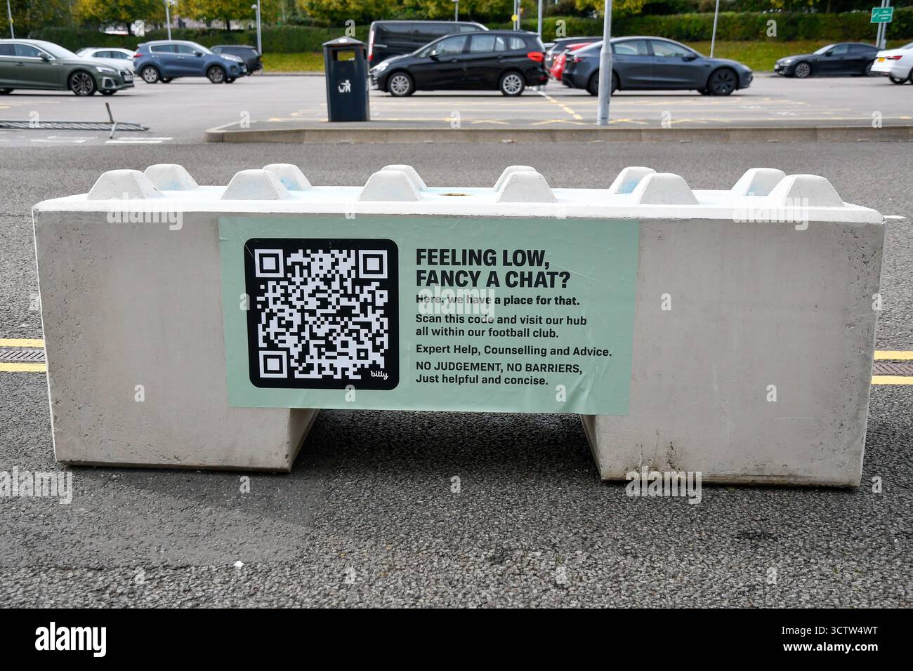 Swansea, Wales. 4. Oktober 2025. Ein QR-Code, der Informationen zur psychischen Gesundheit enthält, die auf einem Betonblock außerhalb des Stadions vor dem EFL-Meisterschaftsspiel zwischen Swansea City und Leicester City im Stadion Swansea.com in Swansea, Wales, Großbritannien am 4. Oktober 2025 angezeigt werden. Quelle: Duncan Thomas/Majestic Media. Stockfoto