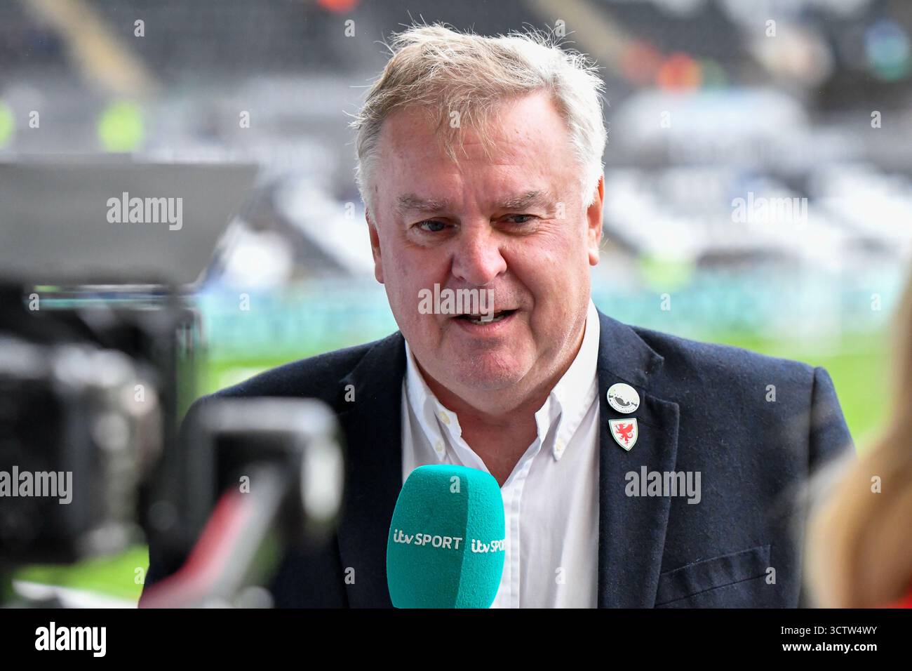 Swansea, Wales. 4. Oktober 2025. Anthony Rees, Vorsitzender der Jac Lewis Foundation, wurde von ITV Sport vor dem EFL-Meisterschaftsspiel zwischen Swansea City und Leicester City am 4. Oktober 2025 im Stadion Swansea.com in Swansea, Wales, UK, interviewt. Quelle: Duncan Thomas/Majestic Media. Stockfoto