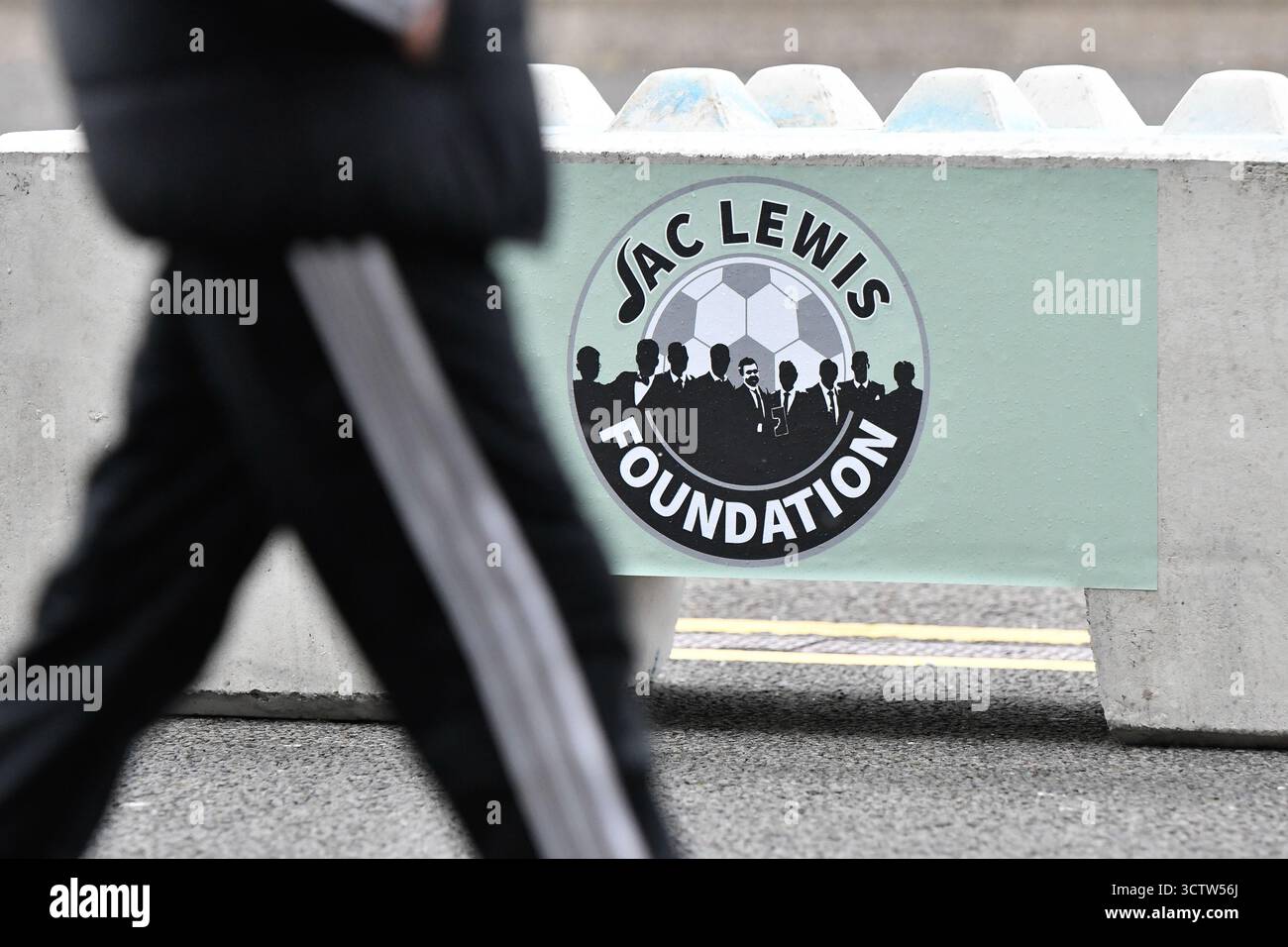 Swansea, Wales. 4. Oktober 2025. Ein Logo der Jac Lewis Foundation, das vor dem EFL-Meisterschaftsspiel zwischen Swansea City und Leicester City am 4. Oktober 2025 im Stadion Swansea.com in Swansea, Wales, Großbritannien, auf einem Betonblock vor dem Stadion angebracht wurde. Quelle: Duncan Thomas/Majestic Media. Stockfoto