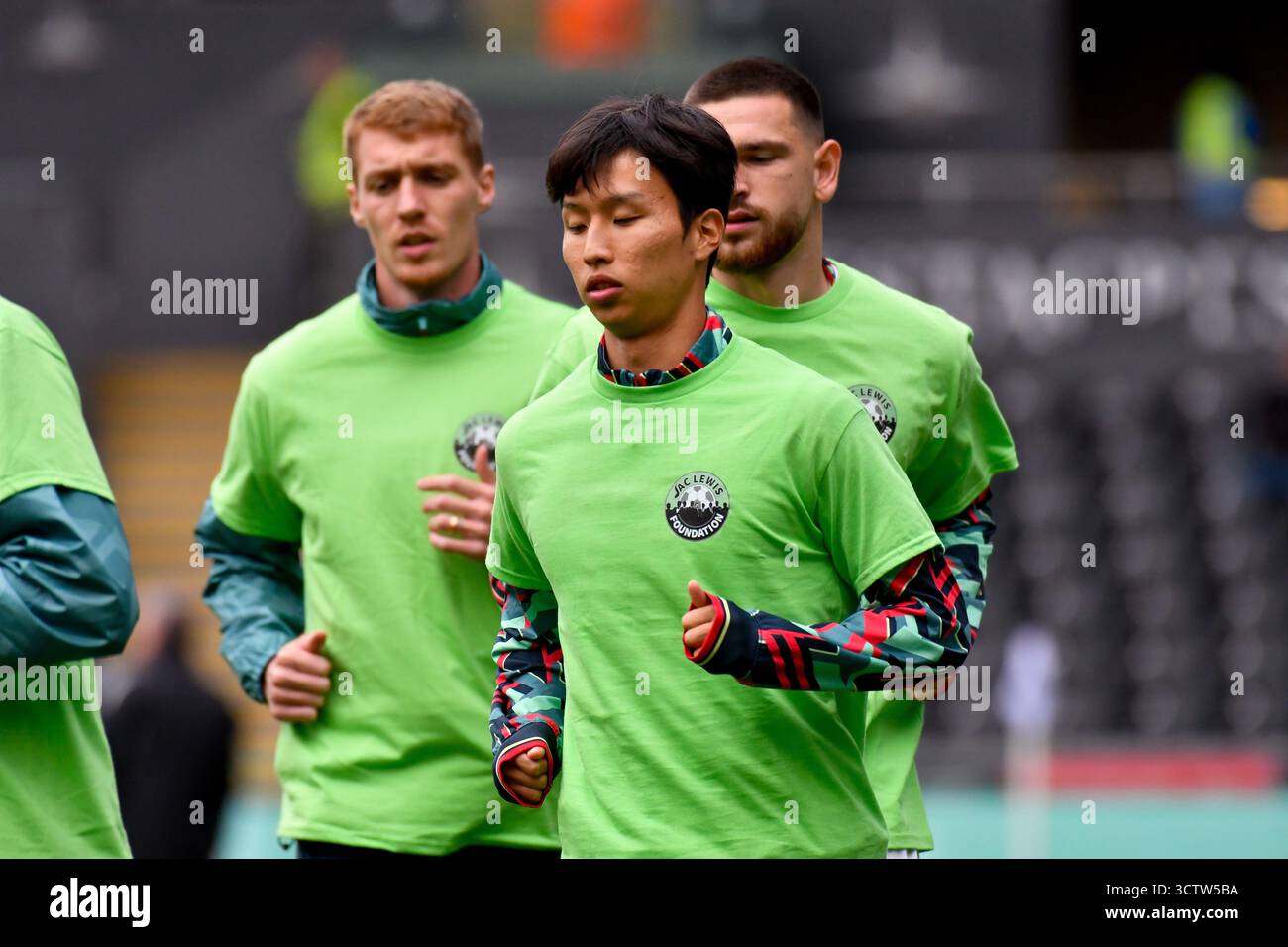 Swansea, Wales. 4. Oktober 2025. Die EOM Ji-Sung von Swansea City trägt ein T-Shirt der Jac Lewis Foundation während des Vorspiels vor dem EFL-Meisterschaftsspiel zwischen Swansea City und Leicester City im Stadion Swansea.com in Swansea, Wales, Großbritannien am 4. Oktober 2025. Quelle: Duncan Thomas/Majestic Media. Stockfoto