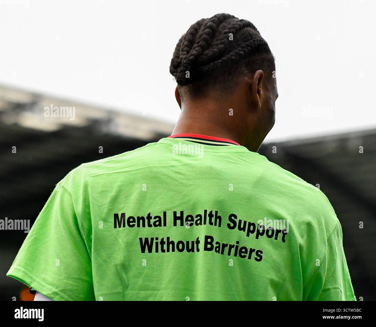 Swansea, Wales. 4. Oktober 2025. Swansea Citys Ish Samuels-Smith trägt ein T-Shirt der Jac Lewis Foundation mit der Nachricht Mental Health Support Without Barriques während des Vorspiels vor dem EFL Championship-Spiel zwischen Swansea City und Leicester City im Stadion Swansea.com in Swansea, Wales, Großbritannien am 4. Oktober 2025. Quelle: Duncan Thomas/Majestic Media. Stockfoto