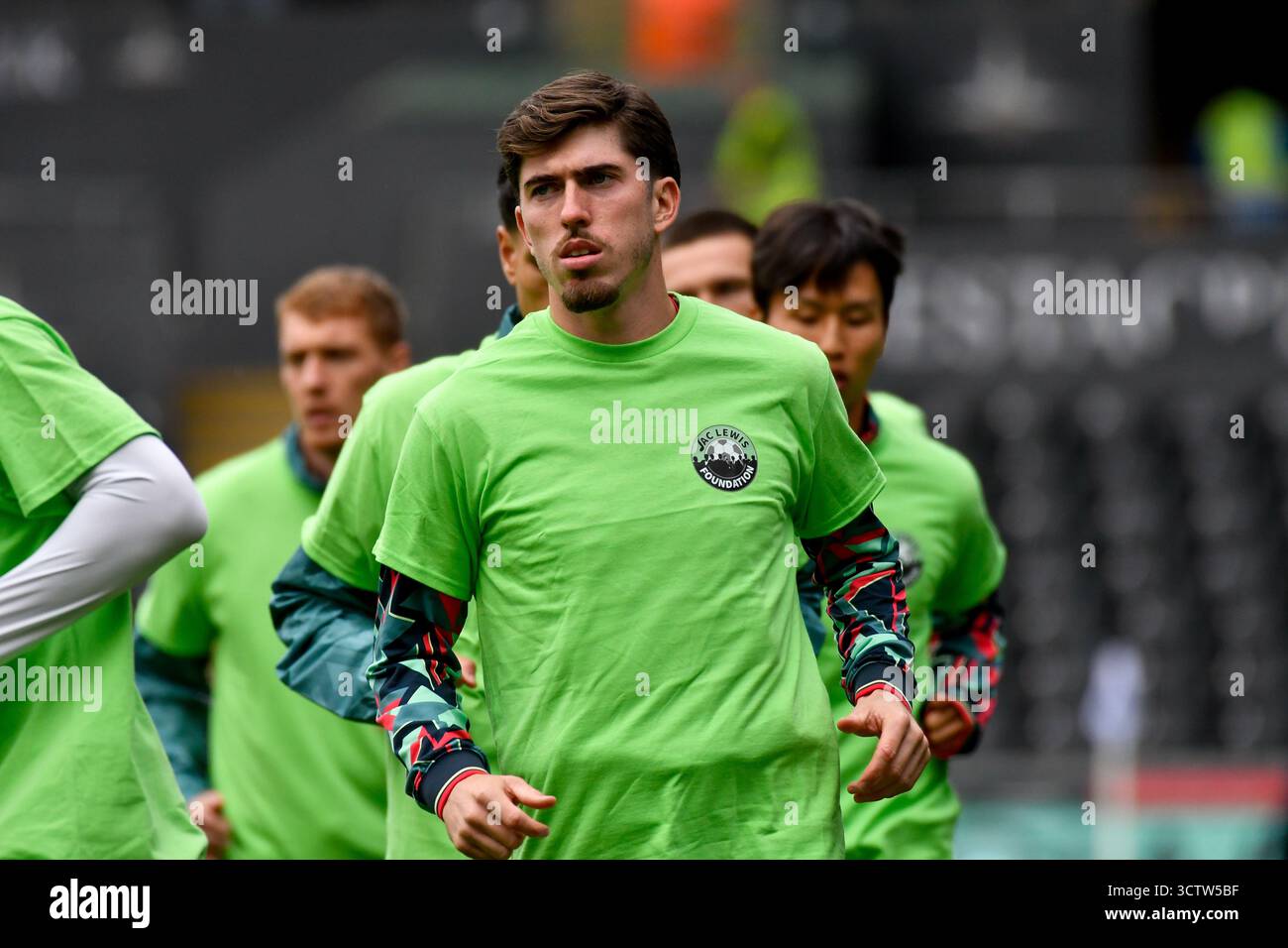 Swansea, Wales. 4. Oktober 2025. Josh Key von Swansea City trägt ein T-Shirt der Jac Lewis Foundation während des Vorspiels vor dem EFL-Meisterschaftsspiel zwischen Swansea City und Leicester City im Stadion Swansea.com in Swansea, Wales, Großbritannien am 4. Oktober 2025. Quelle: Duncan Thomas/Majestic Media. Stockfoto