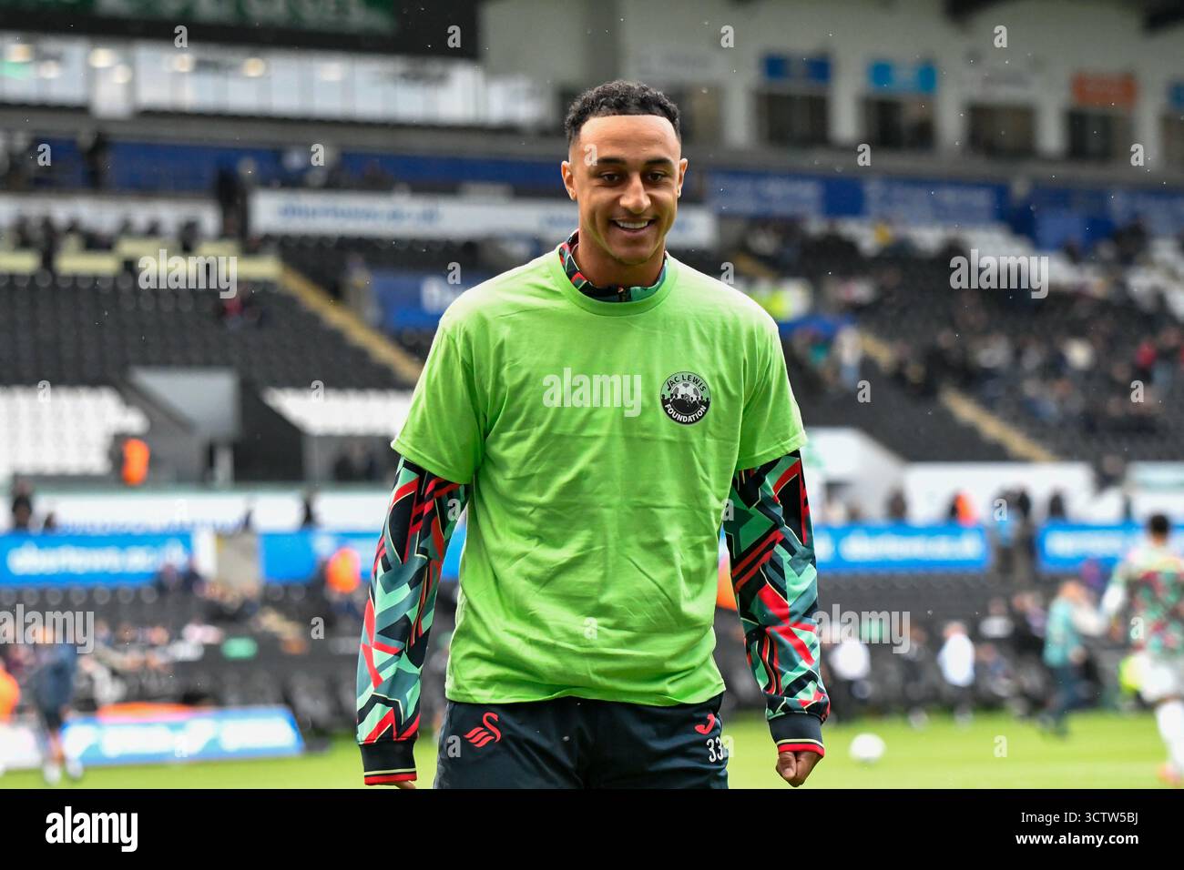 Swansea, Wales. 4. Oktober 2025. Adam Idah von Swansea City trägt ein T-Shirt der Jac Lewis Foundation während des Vorspiels vor dem EFL-Meisterschaftsspiel zwischen Swansea City und Leicester City im Stadion Swansea.com in Swansea, Wales, Großbritannien am 4. Oktober 2025. Quelle: Duncan Thomas/Majestic Media. Stockfoto