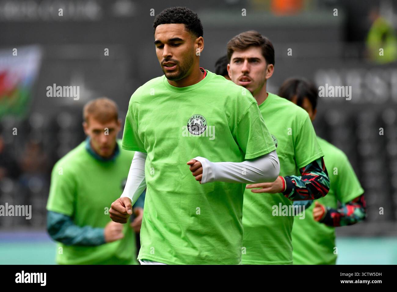 Swansea, Wales. 4. Oktober 2025. Ben Cabango aus Swansea City trägt ein T-Shirt der Jac Lewis Foundation während des Vorspiels vor dem EFL-Meisterschaftsspiel zwischen Swansea City und Leicester City im Stadion Swansea.com in Swansea, Wales, Großbritannien am 4. Oktober 2025. Quelle: Duncan Thomas/Majestic Media. Stockfoto