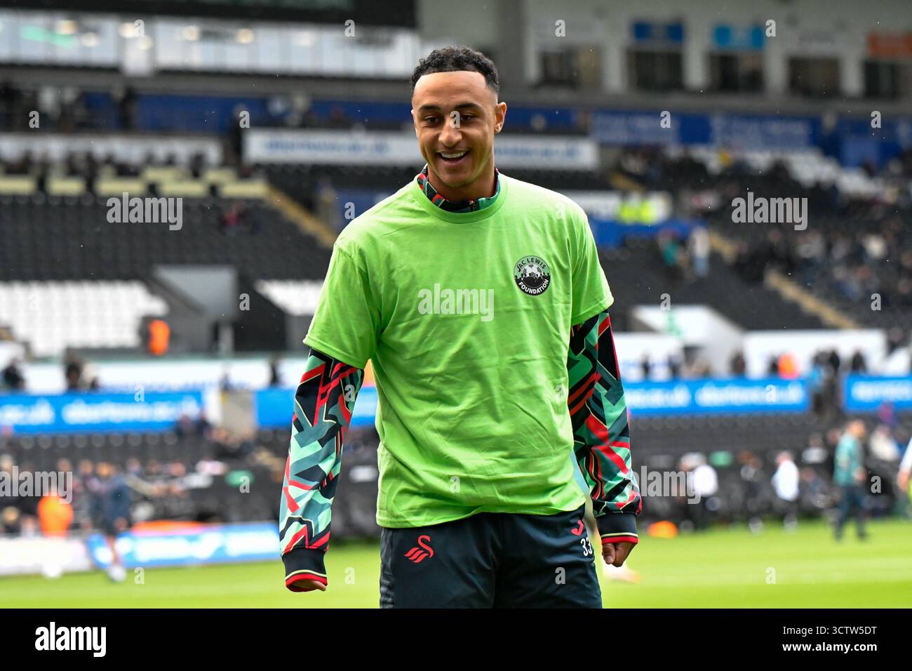 Swansea, Wales. 4. Oktober 2025. Adam Idah von Swansea City trägt ein T-Shirt der Jac Lewis Foundation während des Vorspiels vor dem EFL-Meisterschaftsspiel zwischen Swansea City und Leicester City im Stadion Swansea.com in Swansea, Wales, Großbritannien am 4. Oktober 2025. Quelle: Duncan Thomas/Majestic Media. Stockfoto