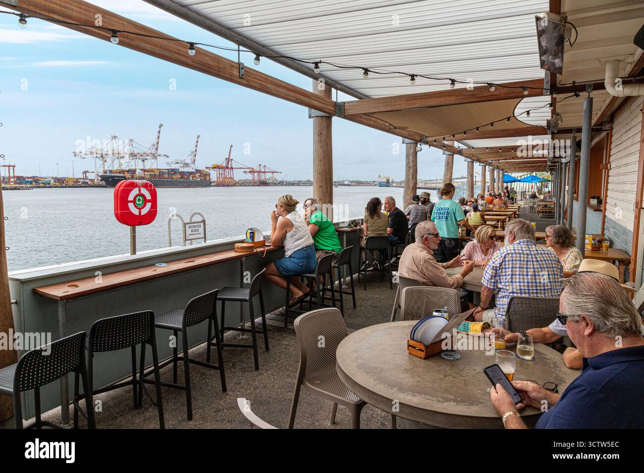 Kunden der Gage Roads Freo Brewery mit Blick auf den Inner Harbour in Fremantle bei Perth in der Region SW von Western Australia, WA Stockfoto