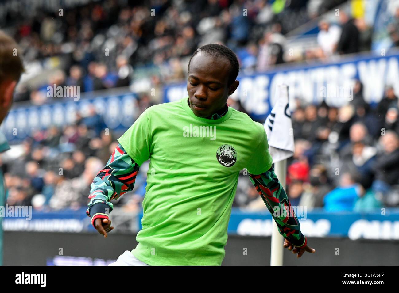 Swansea, Wales. 4. Oktober 2025. Malick Yalcouye aus Swansea City trägt ein T-Shirt der Jac Lewis Foundation während des Vorspiels vor dem EFL-Meisterschaftsspiel zwischen Swansea City und Leicester City im Stadion Swansea.com in Swansea, Wales, Großbritannien am 4. Oktober 2025. Quelle: Duncan Thomas/Majestic Media. Stockfoto