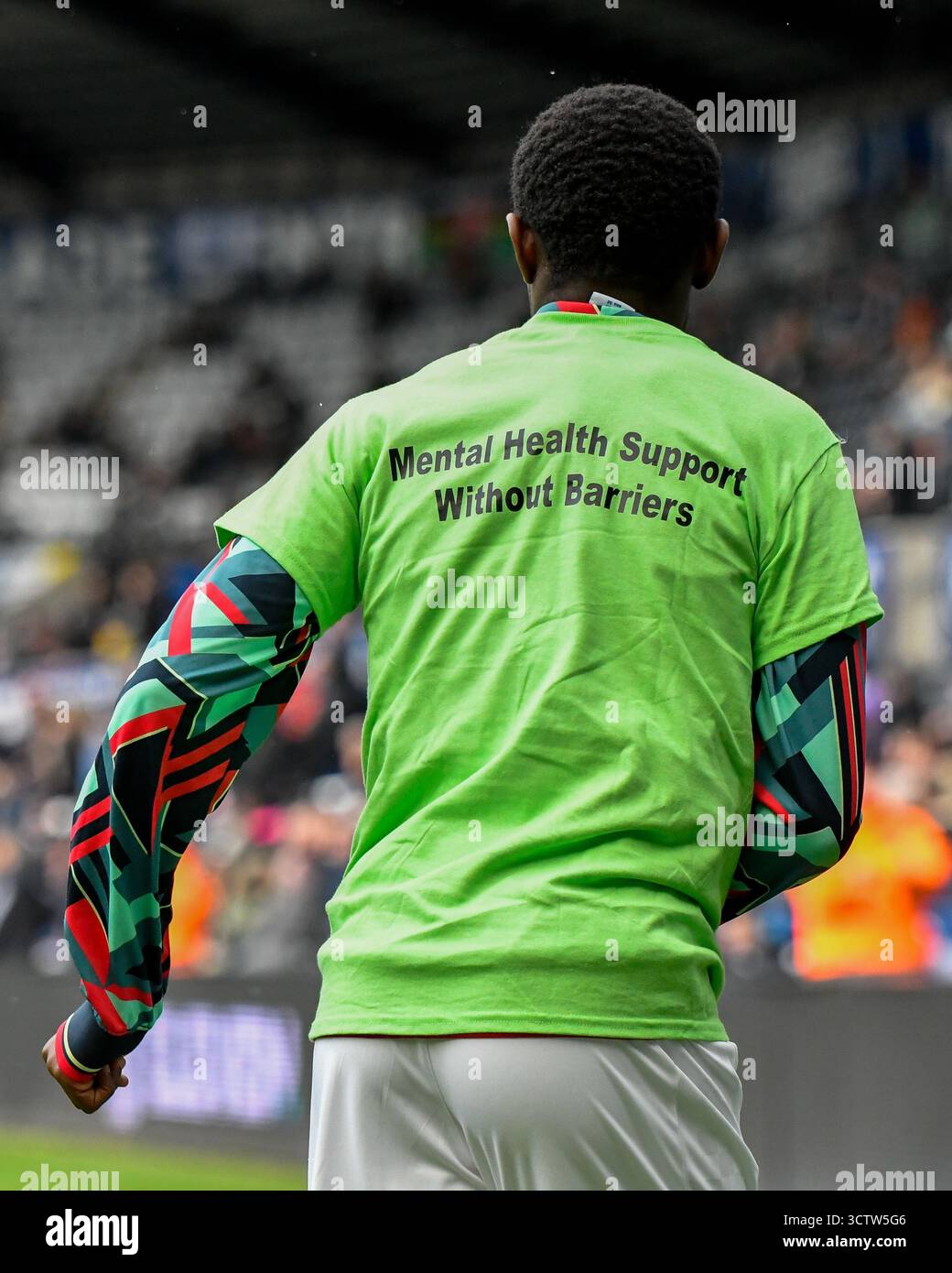 Swansea, Wales. 4. Oktober 2025. Malick Yalcouye von Swansea City trägt ein T-Shirt der Jac Lewis Foundation mit der Nachricht Mental Health Support Without Barriques während des Vorspiels vor dem EFL Championship-Spiel zwischen Swansea City und Leicester City im Stadion Swansea.com in Swansea, Wales, Großbritannien am 4. Oktober 2025. Quelle: Duncan Thomas/Majestic Media. Stockfoto