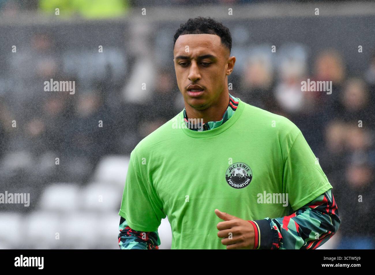 Swansea, Wales. 4. Oktober 2025. Adam Idah von Swansea City trägt ein T-Shirt der Jac Lewis Foundation während des Vorspiels vor dem EFL-Meisterschaftsspiel zwischen Swansea City und Leicester City im Stadion Swansea.com in Swansea, Wales, Großbritannien am 4. Oktober 2025. Quelle: Duncan Thomas/Majestic Media. Stockfoto
