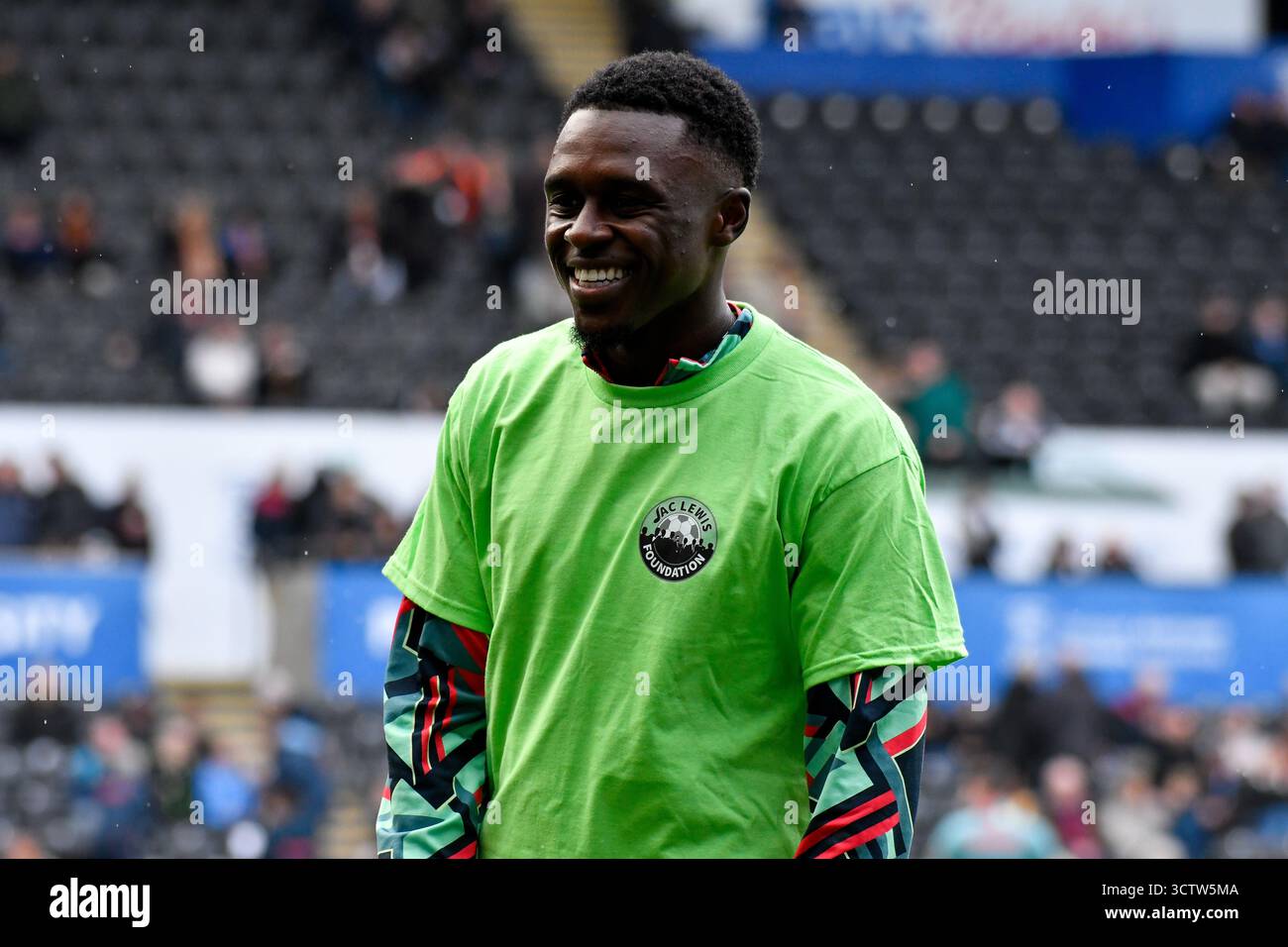Swansea, Wales. 4. Oktober 2025. Zeidane Inoussa von Swansea City trägt ein T-Shirt der Jac Lewis Foundation mit der Nachricht Mental Health Support Without Barriques während des Vorspiels vor dem EFL-Meisterschaftsspiel zwischen Swansea City und Leicester City im Stadion Swansea.com in Swansea, Wales, Großbritannien am 4. Oktober 2025. Quelle: Duncan Thomas/Majestic Media. Stockfoto