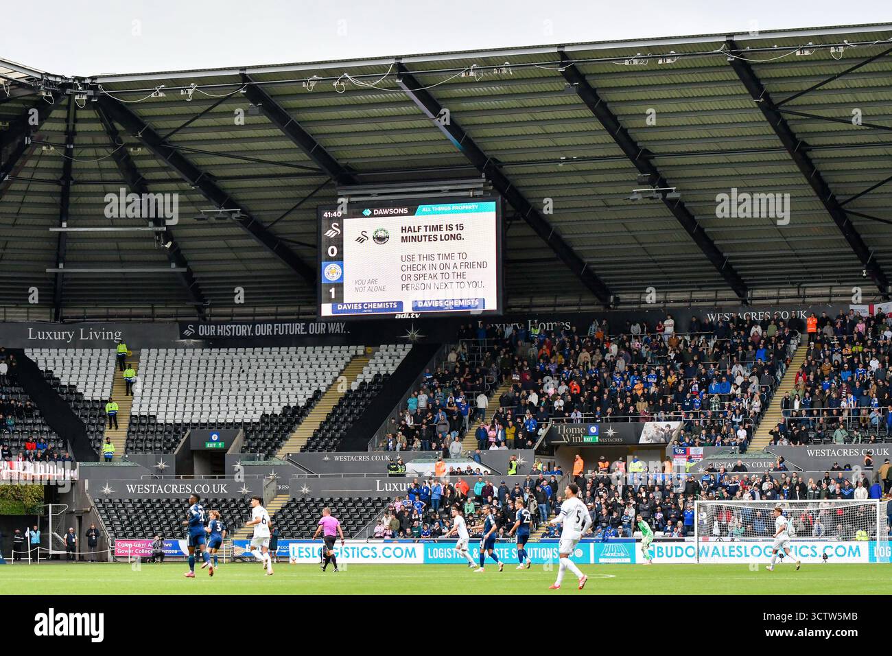 Swansea, Wales. 4. Oktober 2025. Die große Leinwand im Stadion zeigt eine Nachricht der Jac Lewis Foundation während des EFL-Meisterschaftsspiels zwischen Swansea City und Leicester City im Stadion Swansea.com in Swansea, Wales, Großbritannien am 4. Oktober 2025. Quelle: Duncan Thomas/Majestic Media. Stockfoto