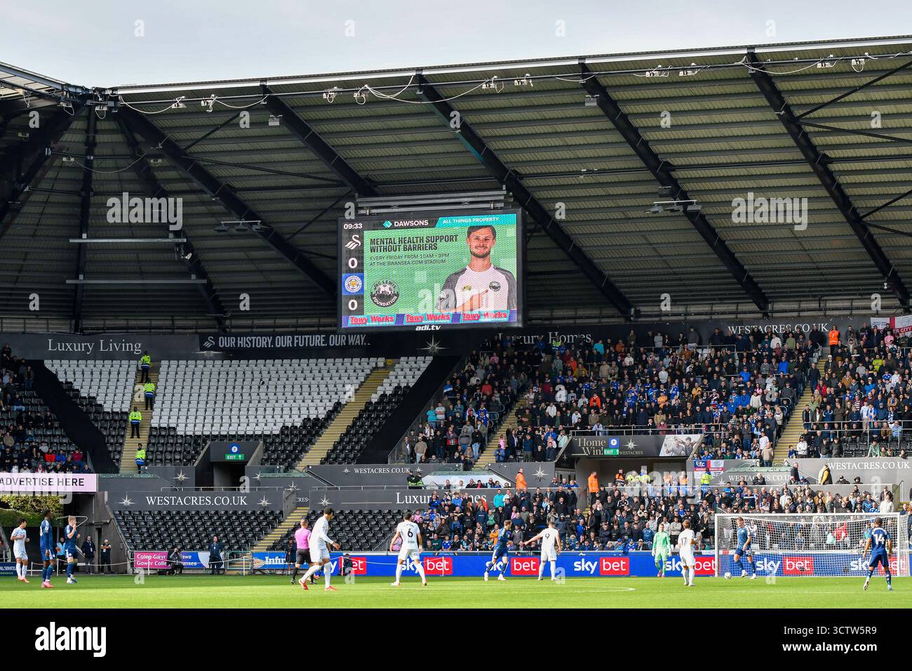 Swansea, Wales. 4. Oktober 2025. Die große Leinwand im Stadion zeigt eine Nachricht von der Jac Lewis Foundation während des EFL-Meisterschaftsspiels zwischen Swansea City und Leicester City im Stadion Swansea.com in Swansea, Wales, Großbritannien am 4. Oktober 2025. Quelle: Duncan Thomas/Majestic Media. Stockfoto