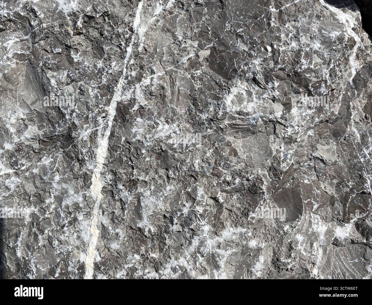 Rustikaler Felsenoberflächenhintergrund mit geologischer Mineralstruktur. Stockfoto