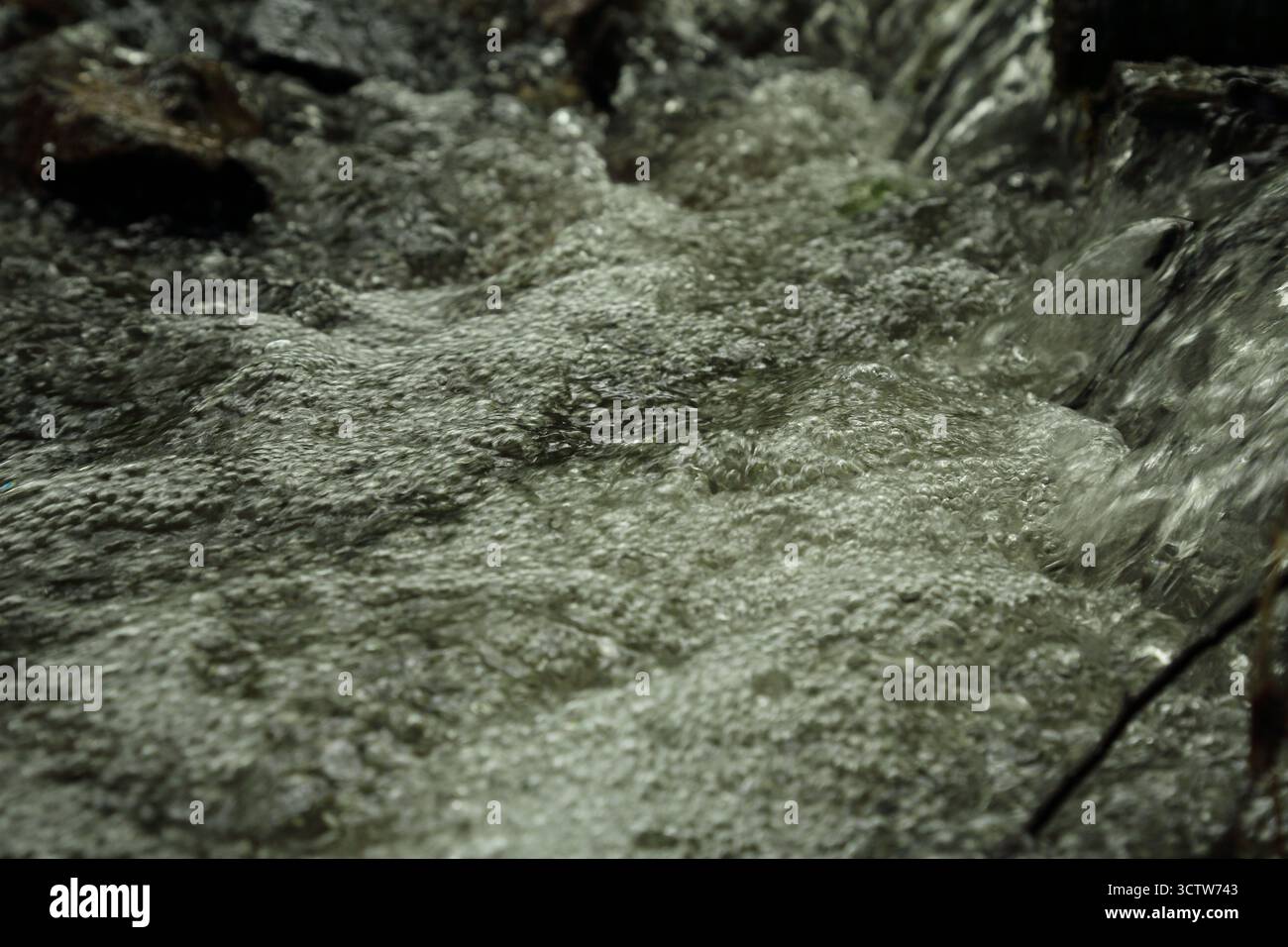 Oberflächenturbulenzen und Belüftungsmuster in der Flachstromhydrodynamik Stockfoto