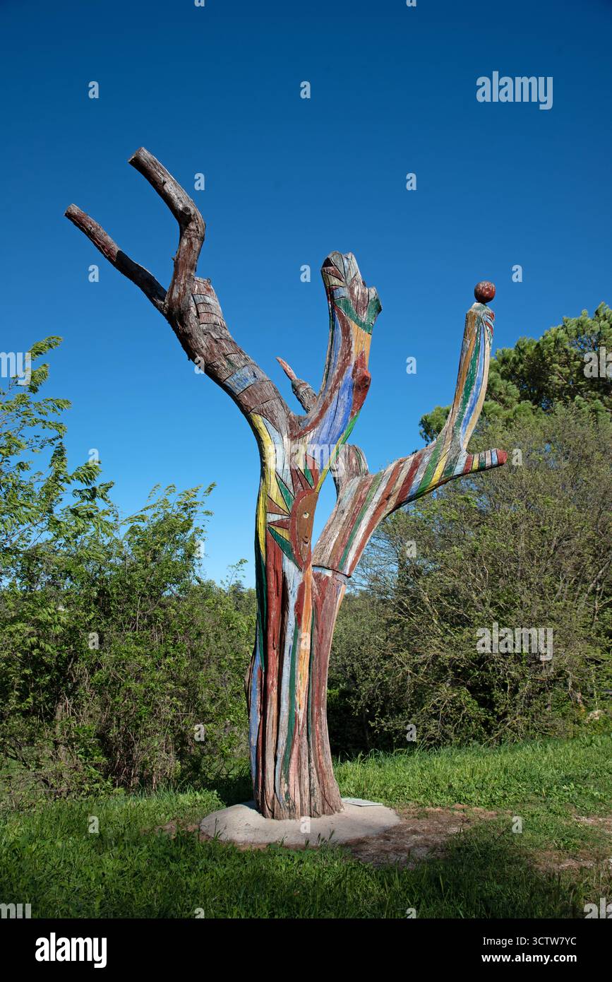 Dead Tree dekoriert oder gemalt in abstrakten Designs & Face to Create Art Tree oder Natural Street Art oder Public Art Goult Provence France Stockfoto