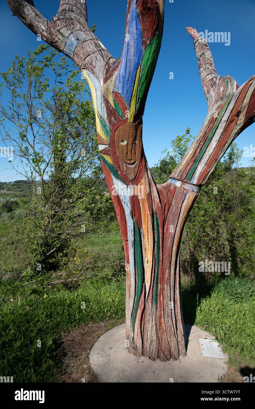 Dead Tree dekoriert oder gemalt in abstrakten Designs & Face to Create Art Tree oder Natural Street Art oder Public Art Goult Provence France Stockfoto