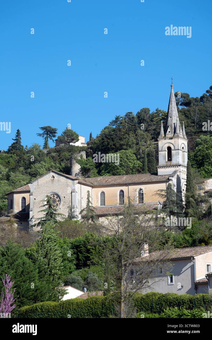 Eglise Neuve de Bonnieux (1866–1870) oder die neue Kirche von Bonnieux, Vaucluse Luberon Provence Frankreich Stockfoto Eglise Neuve de Bonnieux (1866–1870) oder die neue Kirche von Bonnieux, Vaucluse Luberon Provence Frankreich Stockfoto