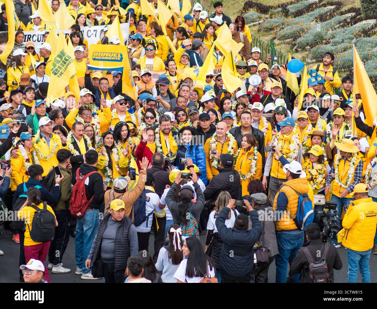 Der bolivianische Geschäftsmann und ehemalige Präsidentschaftskandidat Samuel Doria Medina bei der Abschlusskundgebung seines Wahlkampfes am 12. August 2025 in La Paz, Bolivien. Stockfoto