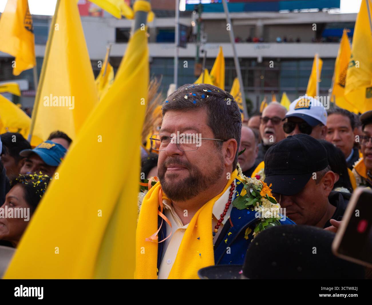 Der bolivianische Geschäftsmann und ehemalige Präsidentschaftskandidat Samuel Doria Medina bei der Abschlusskundgebung seines Wahlkampfes am 12. August 2025 in La Paz, Bolivien. Stockfoto