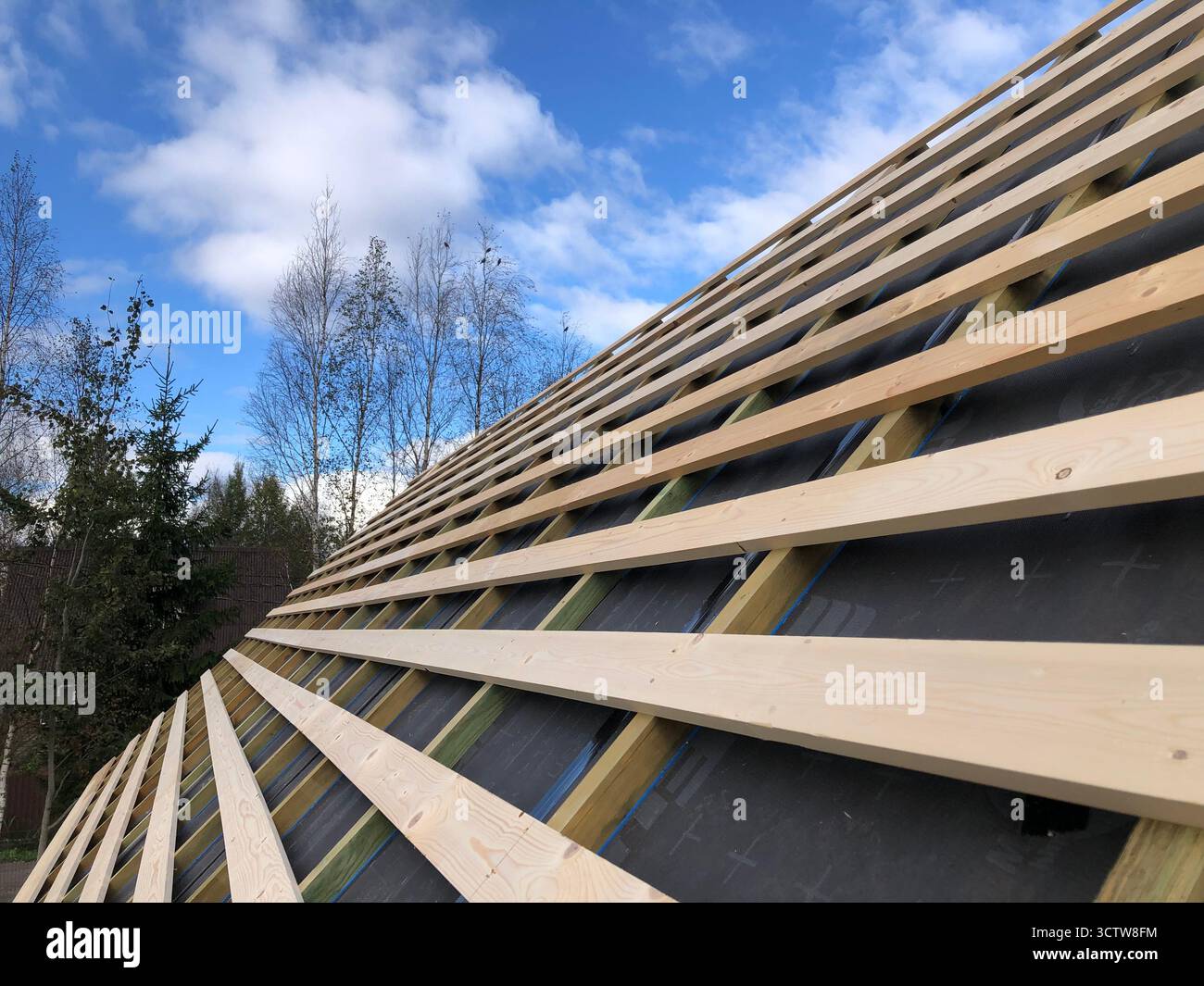 Hölzerne Dachummantelung eines Landhauses im Bau Stockfoto