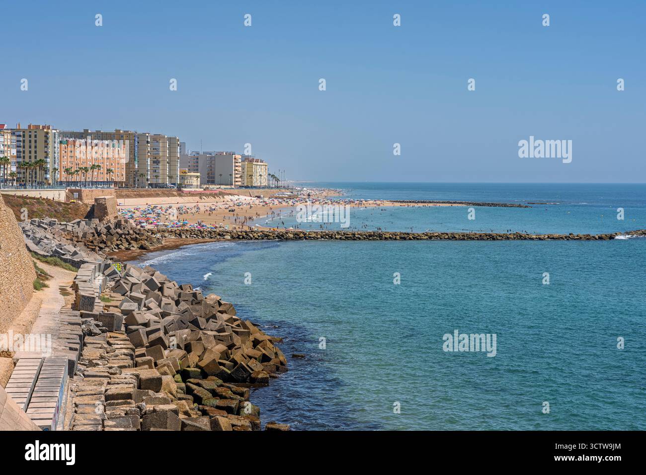 Blick auf die Küste und die Strände mit der Stadt Cadiz, Spanien im Hintergrund. Stockfoto