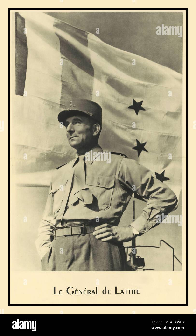 Porträt von General Jean de Lattre de Tassigny, einem französischen Armeegeneral, der posthum zur würde des Marschalls von Frankreich erhoben wurde. Das Foto wurde 1945 aufgenommen und er steht vor der französischen Flagge. Er war ein dekorierter Offizier, der im Ersten Weltkrieg kämpfte und fünf Mal verwundet wurde. Während des Zweiten Weltkriegs kommandierte er die erste französische Armee, die an der Befreiung Frankreichs und der Invasion Deutschlands beteiligt war. De Lattre de Tassigny war der französische Vertreter, der am 8. Mai 1945 die bedingungslose Kapitulation Deutschlands unterzeichnete. Stockfoto