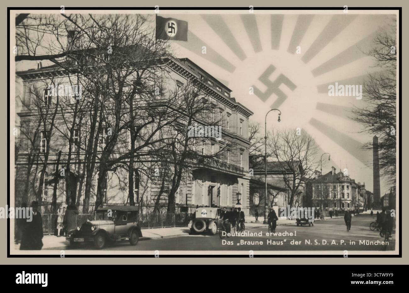 NAZI-PROPAGANDA-POSTKARTE 1930er das „Braune Haus“ der NSDAP in München beschrieb DEUTSCHLAND München mit einem Hakenkreuz-Symbol, das am Himmel leuchtet, als die Sonne das Nazi-Gebäude erleuchtet Stockfoto
