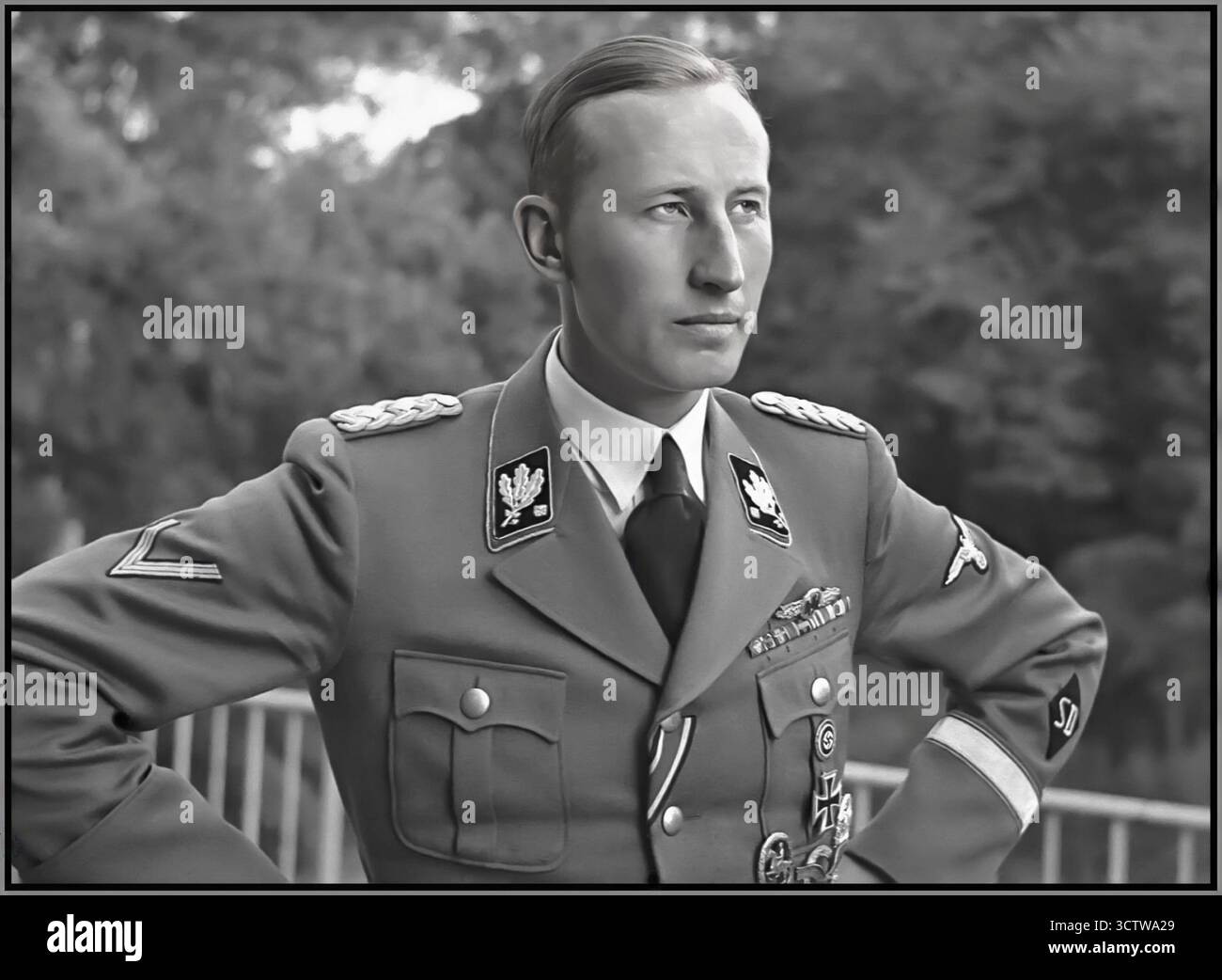 1940 HEYDRICH WAFFEN SS NAZI Reinhard Tristan Eugen Heydrich war ein hochrangiger (besonders abscheulicher) deutscher Nazi-Beamter während des Zweiten Weltkriegs und ein Hauptarchitekt des Holocaust. Er war SS-Obergruppenführer und General der Polizei sowie Chef des Reichssicherheitshauptamtes. Ermordet von mutigen tschechischen Widerstandskämpfern 4. Juni 1942, Prag, Tschechische Republik Stockfoto