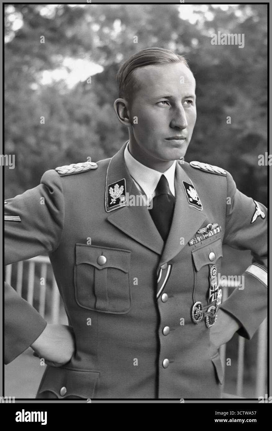 1940 HEYDRICH WAFFEN SS NAZI Reinhard Tristan Eugen Heydrich war ein hochrangiger (besonders abscheulicher) deutscher Nazi-Beamter während des Zweiten Weltkriegs und ein Hauptarchitekt des Holocaust. Er war SS-Obergruppenführer und General der Polizei sowie Chef des Reichssicherheitshauptamtes. Ermordet von mutigen tschechischen Widerstandskämpfern 4. Juni 1942, Prag, Tschechische Republik Stockfoto