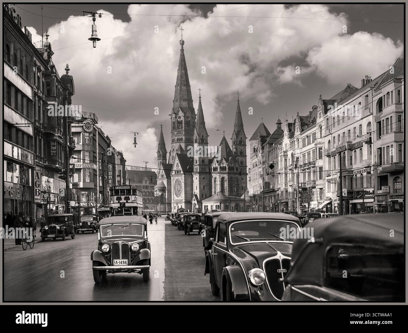 Die Berliner Tauentzienstraße der 1920er Jahre in Deutschland, aufgenommen 1926. Mit Doppeldeckerbus Auto union und BMW Autos und Taxis auf einer blühenden, geschäftigen Straße im Zentrum von Berlin-Vorkriegszeit. Kaiser-Wilhelm-Gedächtniskirche und das Gloria-Palast-Kino im Hintergrund. Stockfoto
