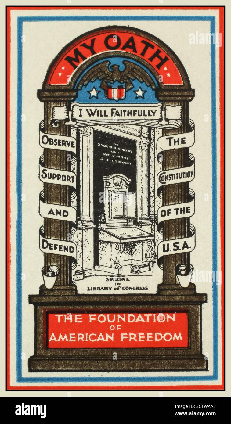 America Constitution My Eid“ ist ein Poster mit dem Text: „Ich WERDE DIE VERFASSUNG DER USA TREU BEOBACHTEN, UNTERSTÜTZEN UND VERTEIDIGEN“. Das Poster zeigt einen Schrein mit zwei Säulen und einem Adler an der Spitze, eine Darstellung des Library of Congress Shrine, der von 1924 bis 1952 die ursprüngliche Unabhängigkeitserklärung und die US-Verfassung enthielt. Unten auf dem Poster steht "THE FOUNDATION OF AMERICAN FREEDOM". Amerika USA Stockfoto