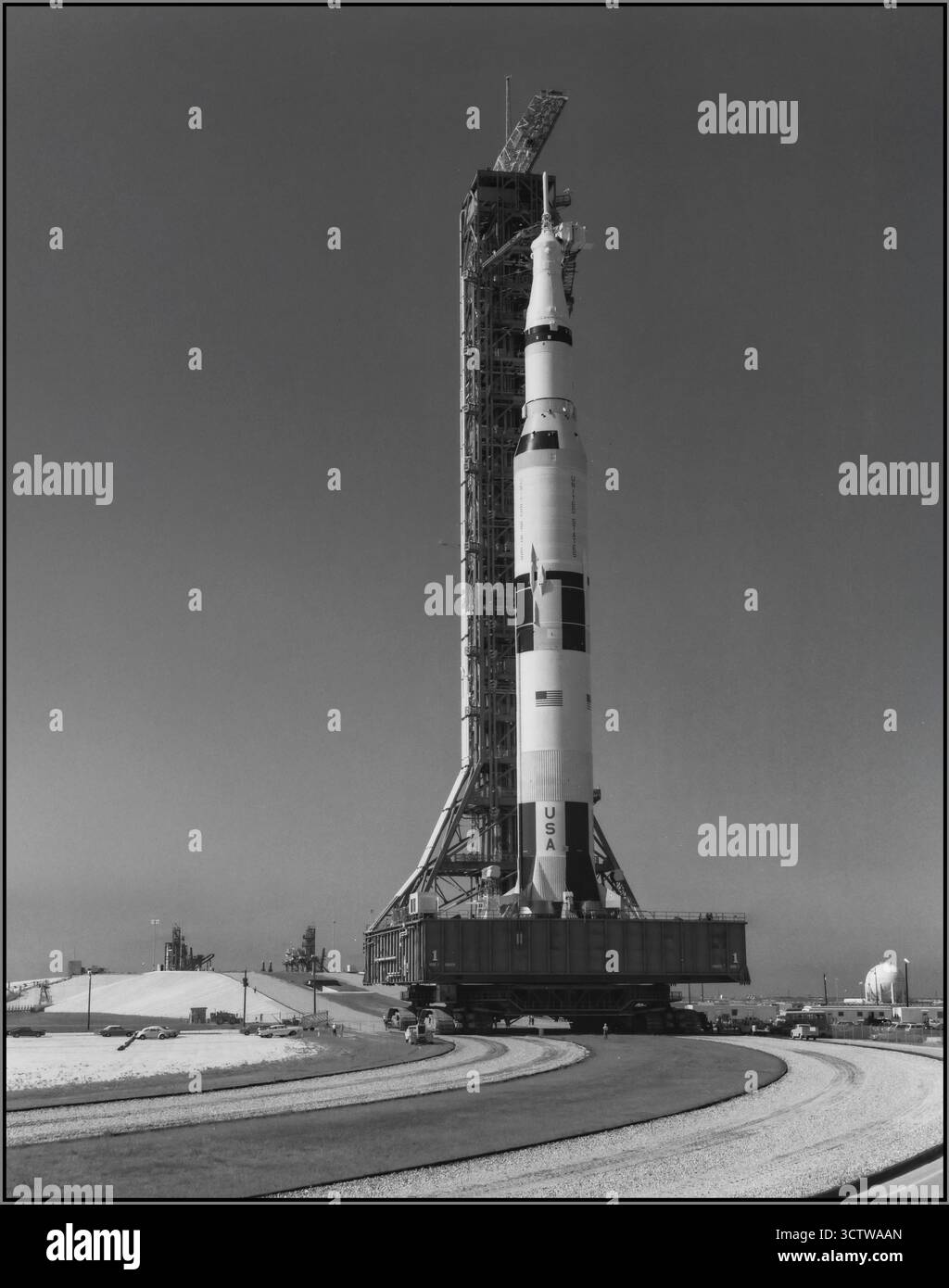 Apollo 11 war der erste Raumflug, der Menschen auf dem Mond landete, der von der NASA vom 16. Bis 24. Juli 1969 durchgeführt wurde. Apollo 11 wurde am 16. Juli um 13:32 UTC (9:32 Uhr EDT, Ortszeit) von einer Saturn-V-Rakete aus dem Kennedy Space Center in Florida gestartet. Es war die fünfte bemannte Mission des Apollo-Programms. Das Apollo-Raumschiff bestand aus drei Teilen: Dem Kommandomodul (cm), das die drei Astronauten beherbergte und als einziger Teil zur Erde zurückkehrte; dem Servicemodul (SM), das dem Kommandomodul Antrieb, elektrische Energie, Sauerstoff und Wasser lieferte; und dem Lunar Module (LM), Stockfoto