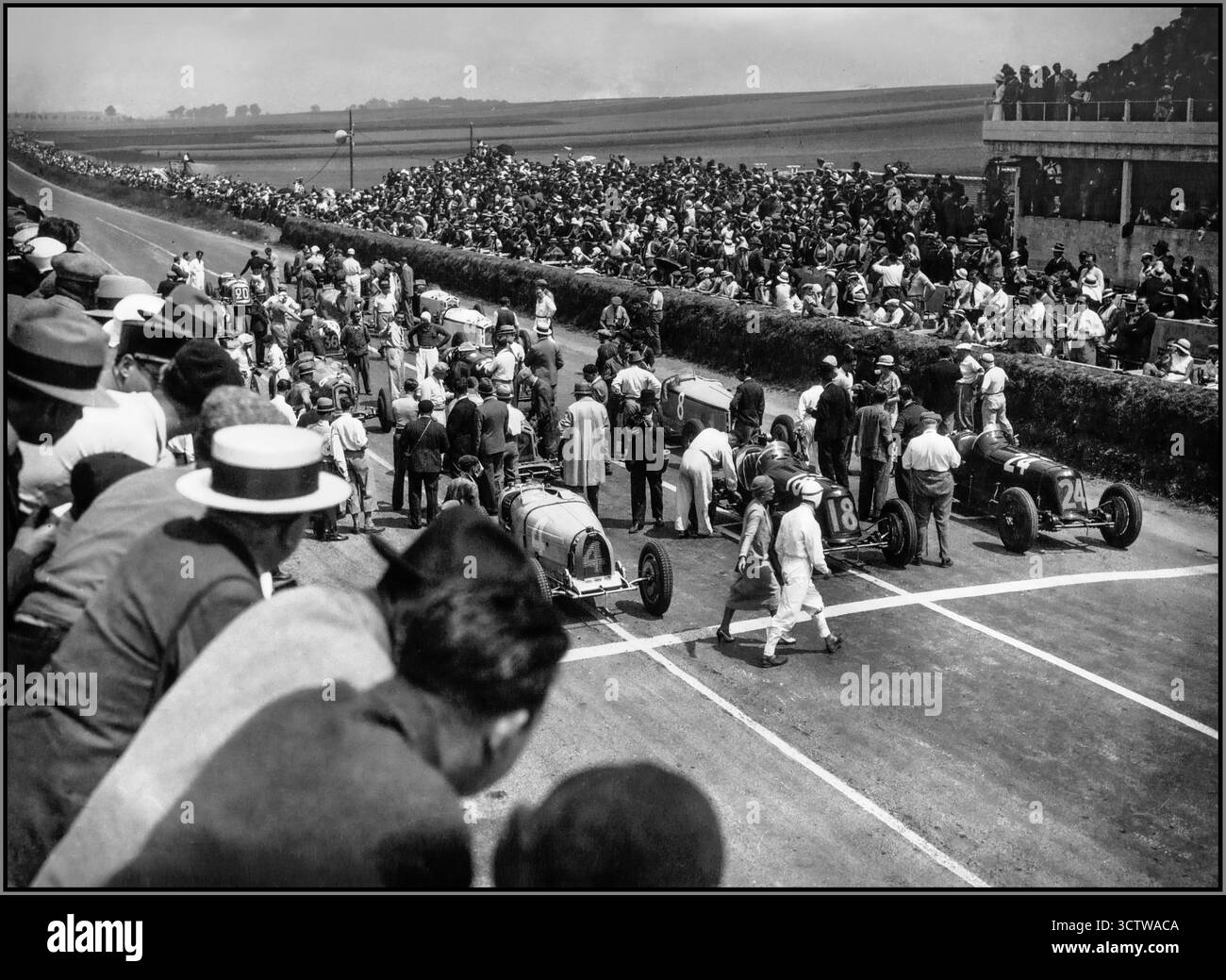 Grand Prix de la Marne am 2. Juli 1933. Von rechts sehen wir: #24 Goffredo Zehender in Maserati 8 cm #18 Giuseppe Campari in Maserati 8 cm nach dem Historiker Hanz Etzrodt. Nr. 4 Marcel Lehoux in Bugatti Typ 51. Viele Alfa Romeos, Nr. 20 hinten ist ein Maserati 26M. Datum 1933. Der Gewinner des Grand Prix de la Marne 1933 (2. Juli 1933 in Reims-Gueux) war Philippe Etancelin, der einen Alfa Romeo fuhr. Stockfoto