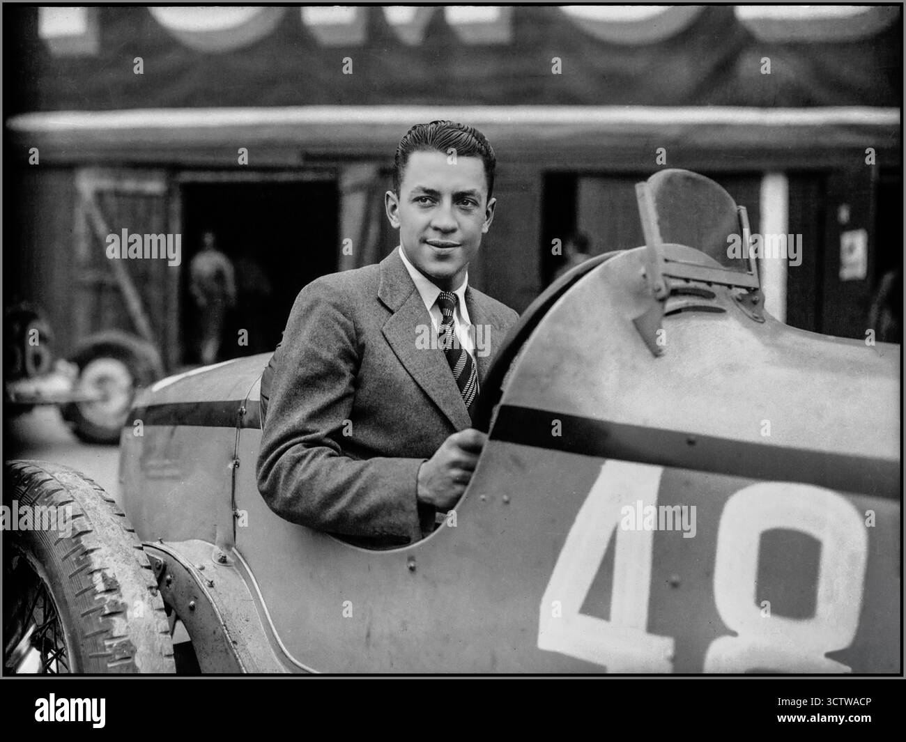Jean-Pierre Wimille beim Großen Preis von Frankreich 1933 mit Alfa Romeo Monza 2,3 Datum 1933 Jean-Pierre Wimille war ein prominenter französischer Rennfahrer und Mitglied des französischen Widerstands während des Zweiten Weltkriegs. Zweimal gewann er 24 Stunden Le Mans (1937 und 1939) und fuhr in beiden Siegen einen Bugatti. Er fuhr 10 Jahre lang für Bugatti und gewann 22 Wettbewerbe mit der Marke. • Er war ein wichtiger Fahrer des Werkes Alfa Romeo in der Nachkriegszeit (1946-1948) und gewann mit ihnen acht Preise. Stockfoto