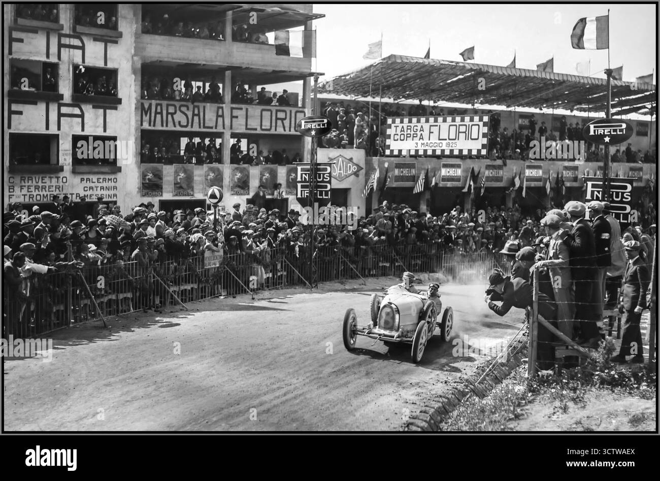 Jahrgang 1925 Targa Florio Gewinner Nr. 8 Constantini Bugatti 3-5-25, Targa Florio (Course automobile sur le Circuit des Madonies en Sicile) Costantini sur Bugatti. Das Rennen. Veranstaltung: XVI Targa Florio Datum: 3. Mai 1925 • Ort: Medio Circuito delle Madonie, Sizilien, Italien. Dies war ein anstrengender Straßenkurs mit über 1.400 Kurven pro Runde. • Distanz: Das Rennen wurde auf 5 Runden der 108 km (ca. 67,1 Meilen) Strecke mit einer Gesamtdistanz von 540 km (ca. 335,5 Meilen) geführt. • Wettbewerb: Die Targa Florio 1925 war in erster Linie ein heftiger Kampf zwischen den französischen Teams Bugatti und Peugeot, Stockfoto