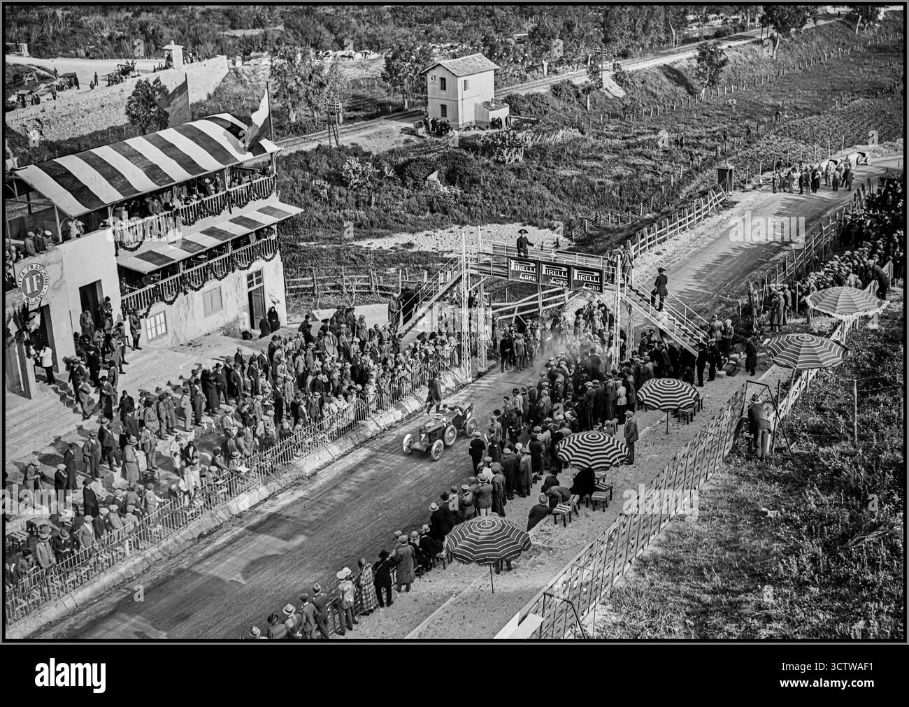 1925 TARGA FLORIO RACE STARTET DIE ZIELLINIE Sizilien Palermo Targa Florio Race. Fahrer Platé im Auto Chiribiri Nummer 7 Sizilien Italien 1925 Targa Florio Rennen, das in Sizilien in der Nähe von Palermo, Italien, ausgetragen wurde. Fahrer Platé ist in einem Chiribiri-Auto abgebildet, das durch die Nummer 7 identifiziert wird. 1925 gewann Meo Costantini in einem Bugatti mit Louis Wagner und André Boillot den zweiten bzw. dritten Platz. Rennen: 1925 Targa Florio Lage: Sizilien, nahe Palermo, Italien Fahrer: Platé Auto: Chiribiri Auto-Nummer: 7 Sizilien Italien Stockfoto