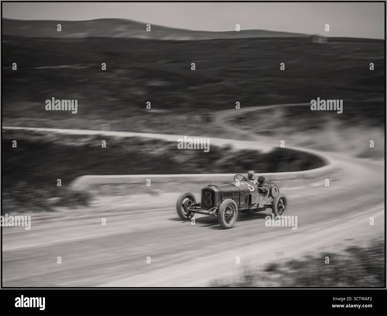 TARGA FLORIO SIZILIEN 1925 belegte Louis Wagner in der Targa Florio mit einem Peugeot Nr. 3 den zweiten Platz und belegte in einem Bugatti knapp hinter dem Sieger Meo Costantini. Wagner half seinem Teamkollegen Christian Dauvergne nach einem Unfall, der sein Endergebnis wahrscheinlich beeinflusste. Rennen: 1925 Targa Florio Ort: Madonie Circuit in Sizilien Fahrer: Louis Wagner Auto: Peugeot (Auto-Nr. 3) Rangliste: Zweiter Platz Sieger: MEO Costantini in einem Bugatti. Wagner hielt an, um seinem Teamkollegen Christian Dauvergne nach einem Unfall zu helfen, was zu seinem zweiten Platz beitrug. Schwenken des verwackelten Bildes für die Geschwindigkeit des Rennens. Stockfoto