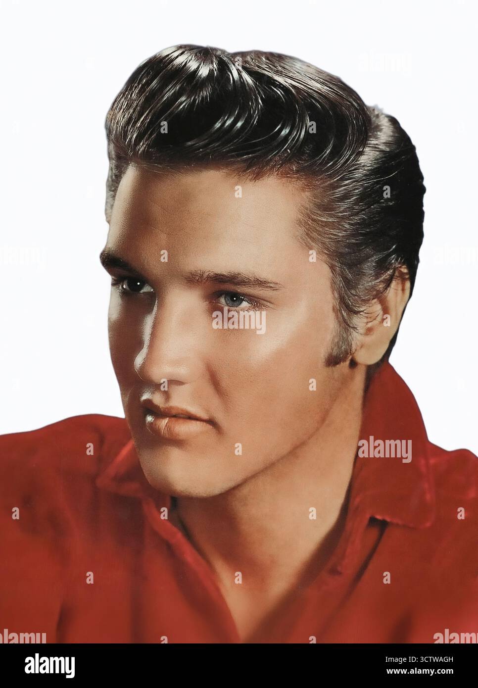 Elvis Presley, Studio-Porträt der 1950er Jahre auf weißem Hintergrund. Ein US-amerikanischer Sänger und Schauspieler, bekannt als „The King of Rock and Roll“. Das ist ein berühmter Publicity-Film aus den 1950ern Er gilt als der meistverkaufte Solomusiker aller Zeiten, mit geschätzten über einer Milliarde verkauften Schallplatten weltweit. Stockfoto