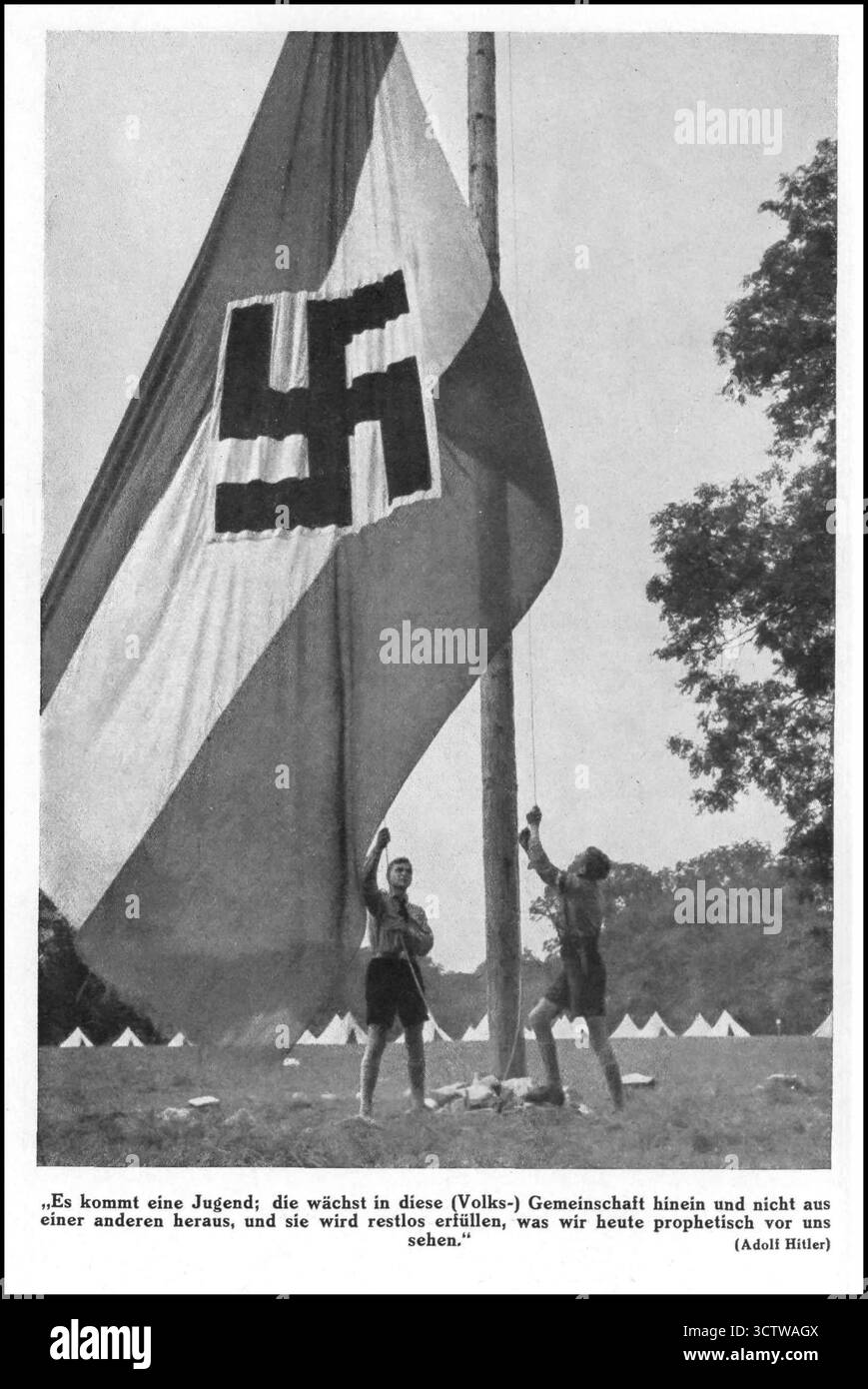 HITLER-JUGEND-Nazi-Propaganda mit einer Jugend, die ein großes Hakenkreuz im Hitler-Jugendlager aufwirft: „Eine Jugend kommt; sie wächst in diese (Volk-)Gemeinschaft und nicht aus einer anderen heraus, und sie wird vollständig erfüllen, was wir heute prophetisch vor uns sehen.“ 1944 Gemeinschaft hinein und nicht aus einer anderen heraus, und sie wird restlos erfüllen, was wir heute prophetisch vor uns sehen. Indoktrination junger Menschen, um die Zukunft des Dritten Reiches zu sichern. Nazi-Deutschland Stockfoto