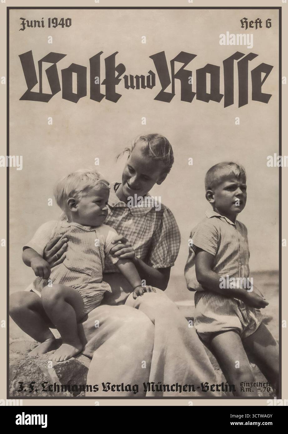 NSDAP Volk und Rasse 1940 vom Reichsausschuss für Volksgesundheit und Deutsche Gesellschaft für Rassenhygiene mit arischen Mutter und Kindern „Volk und Rasse 1940 vom Reichsausschuss für Volksgesundheitsdienst und Deutsche Gesellschaft für Rassenhygiene“. Das dritte Reichsmagazin Volk und Rasse, die Ausgaben bis Dezember 1940. Diese Zeitschrift, die im Verlag von J.F. Lehman in München und Berlin veröffentlicht wurde, war eine populäre wissenschaftliche Publikation, die neue Forschungen und Statistiken über die Vorzüge der arischen Rasse präsentieren sollte.Nazi-Deutschland 1940 Stockfoto