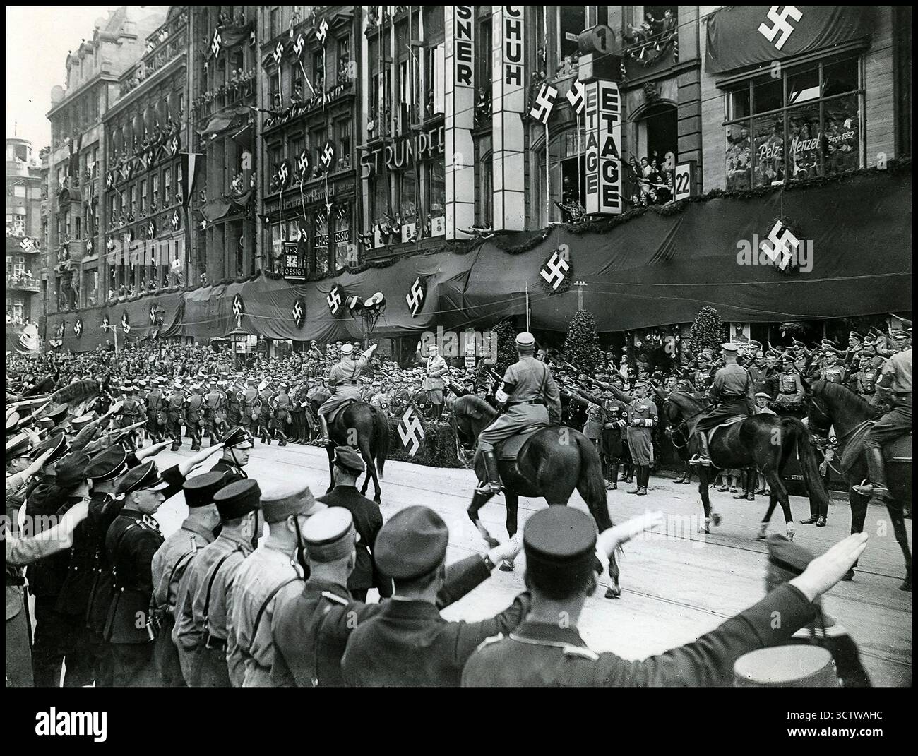 SA-Truppen der 1930er Jahre in Breslau — Ernst Röhm rezensiert Schlesische Sturmabteilung (SA)-Einheiten in Nazi-Deutschland, um 1933, Vorkriegsparade in Breslau (heute Wrocław, Polen)“, grüßt Heil Hitler von den Paradentruppen Stockfoto